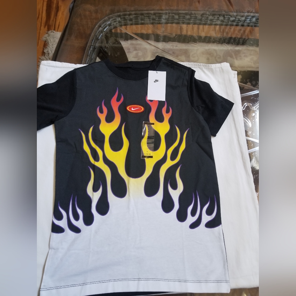 NIKE YOUTH BOYS FLAME GRAPIC T-SHIRT SHORT SLEEVES Lg NWT NEW Red Black